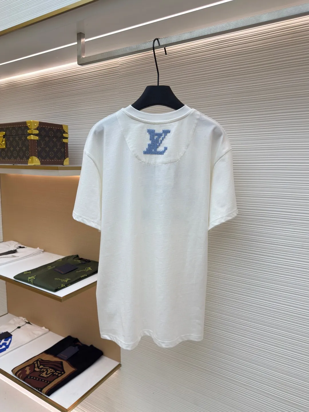 LOUIS VUITTON printed knitted round neck T-shirt ●Authentic product: purchased and developed by 14019 ●Item number: 1680659-A45 ●Fabric: cotton jersey fabric ●Technology: Printed knitted fabric ●Version: fitted version ●Weight: about 295 grams ●Size: XS-S-M-L ●Description: LV The new 2025 SS autumn and winter round neck T-shirt is made of cotton jersey and is carefully made with hook and loop embroidery techniques. It is an easy-to-wear item that can be worn with a jacket in autumn and winter. Playful logo lettering adorns the front and the LV logo is embroidered on the back, completing this beautiful piece! The overall wiring is straight and delicate, the fabric is comfortable and soft, and the color is consistent without color difference. It can be matched with the same style to create a fashionable look and control various occasions. Customized accessories, complete with three standards, same style for men and women!